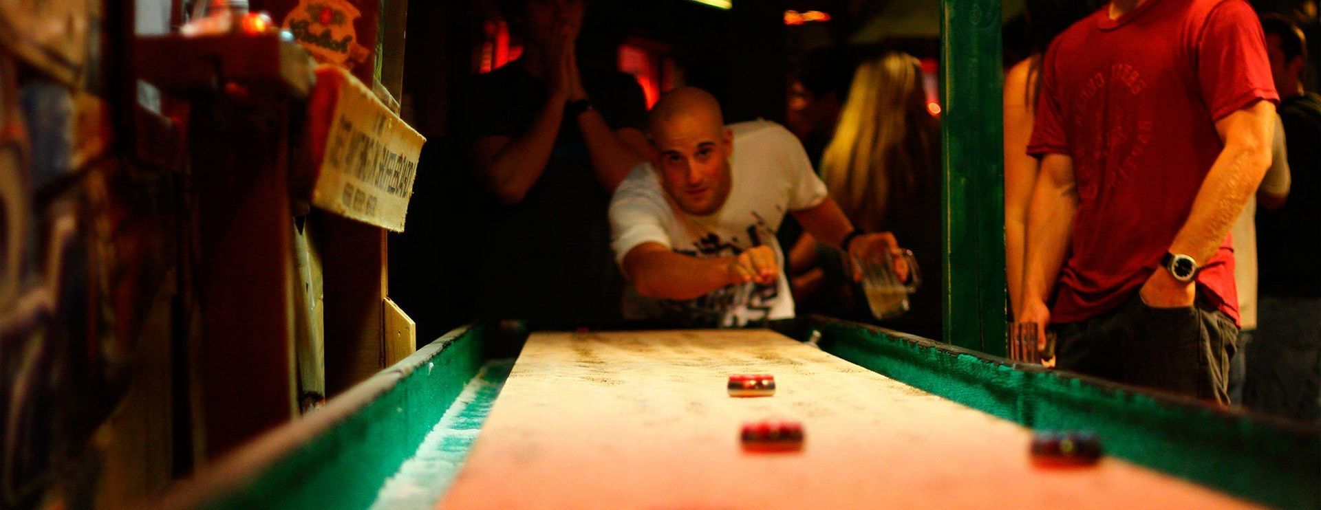 Shuffleboard på Kjøkken & Bar