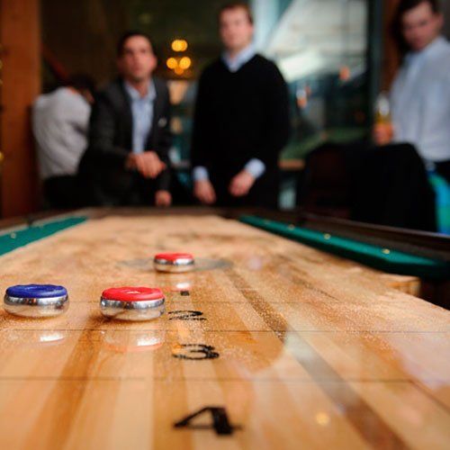Shuffleboard ved Youngstorget