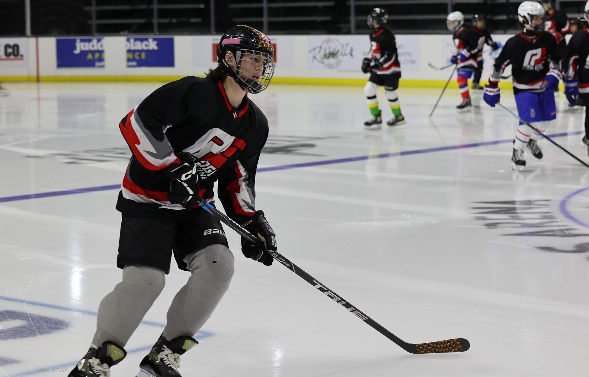 A hockey player with the letter p on his jersey