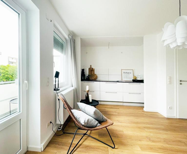 Ein Wohnzimmer mit einem Stuhl und einem Tisch darin