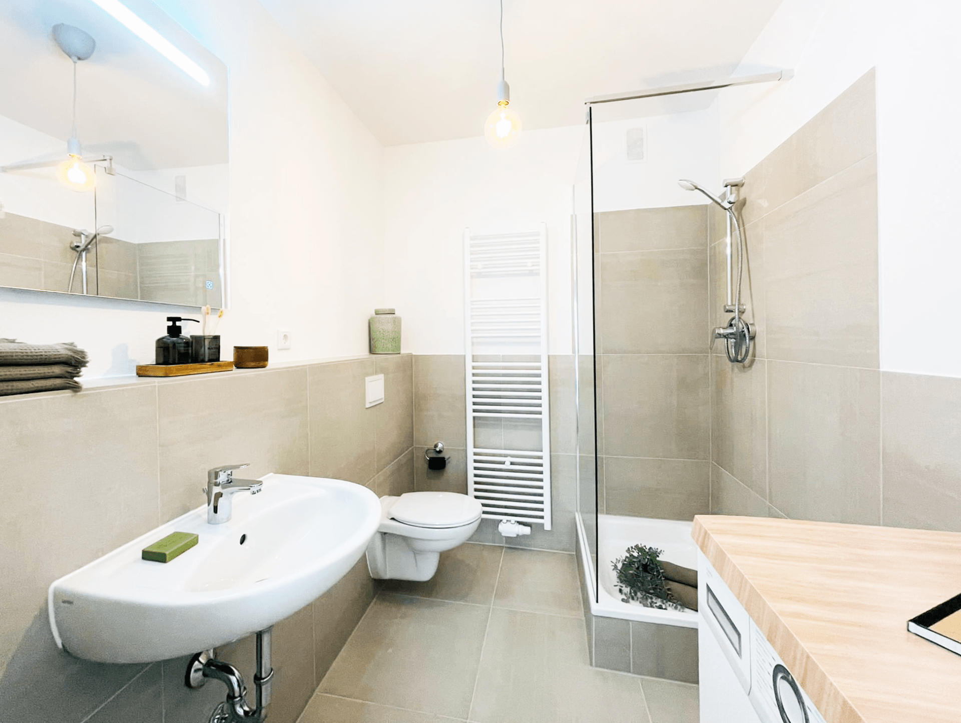 Ein Badezimmer mit Waschbecken, Toilette, Dusche und Spiegel.