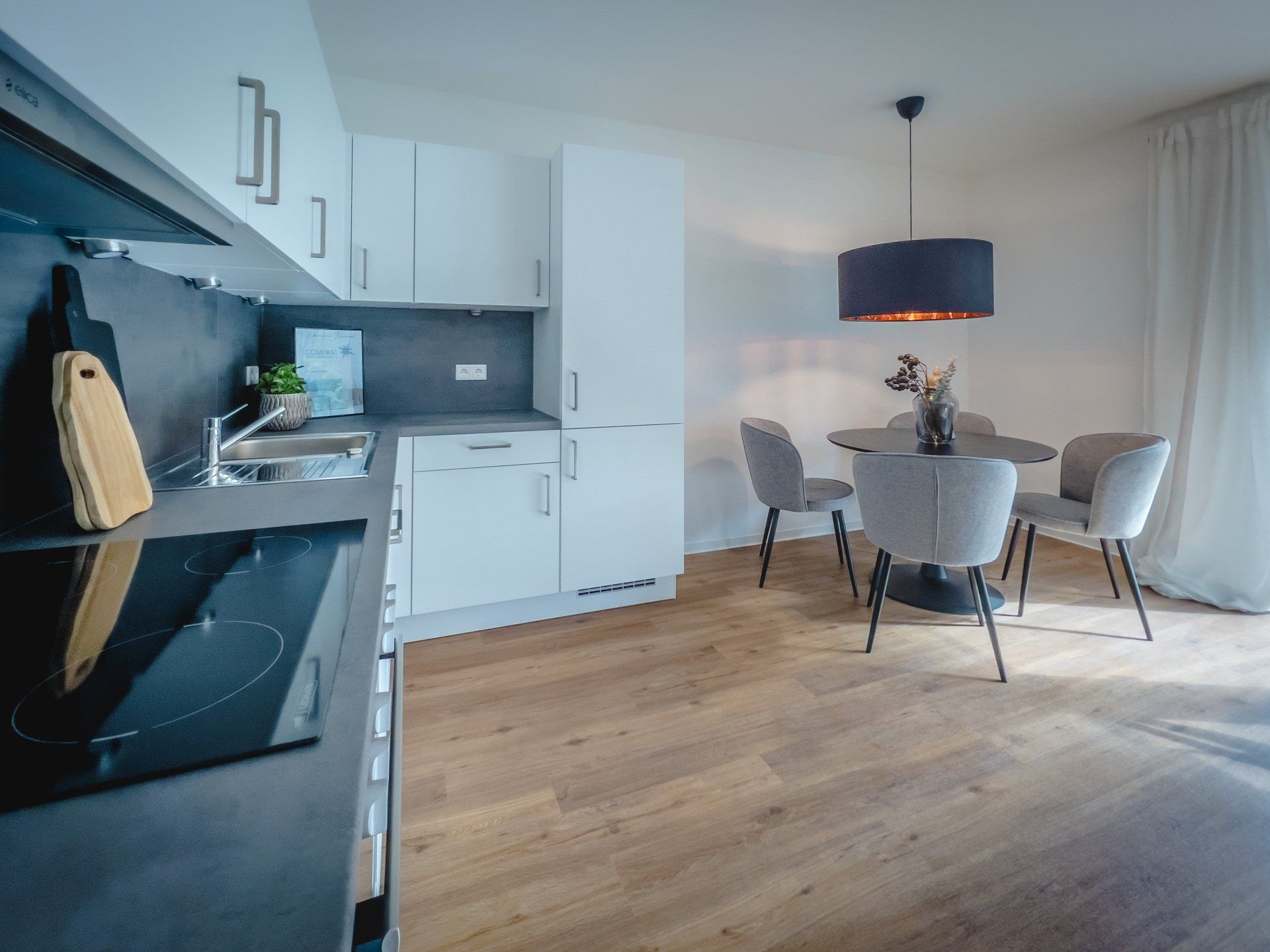 Eine Küche mit einem Tisch und Stühlen darin