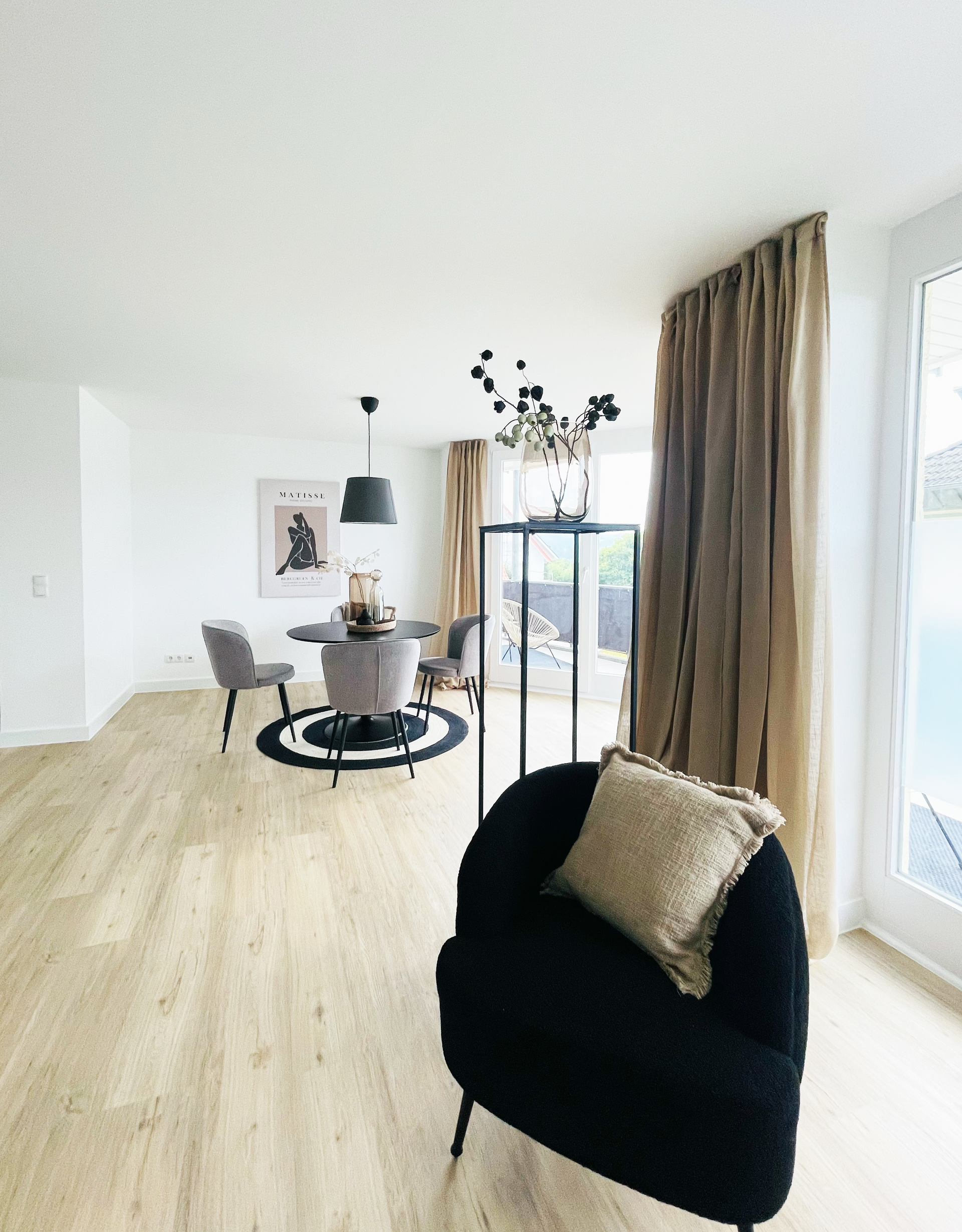 Ein Wohnzimmer mit einem schwarzen Stuhl und einem Tisch