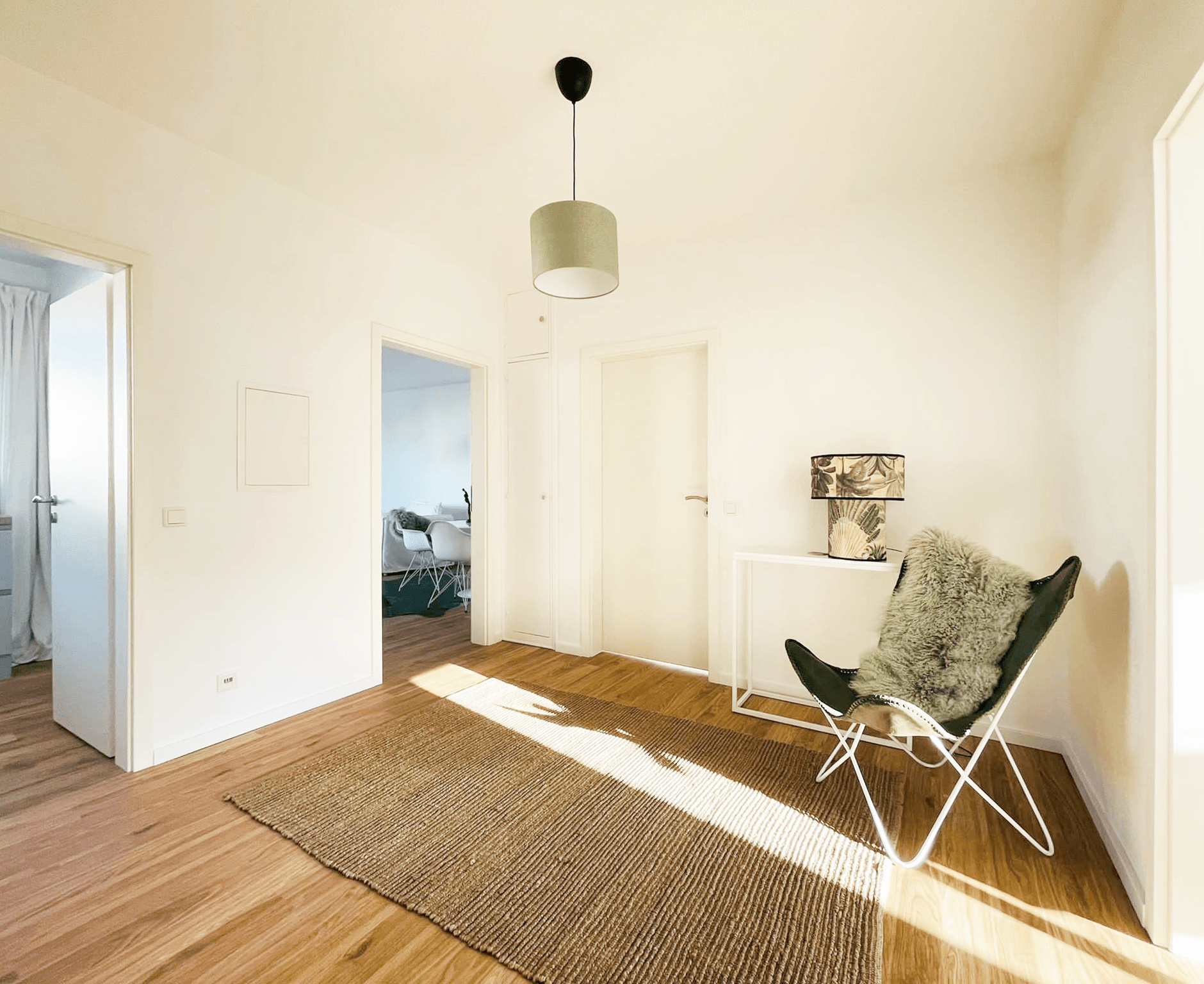 In der Mitte des Raumes steht ein Stuhl.