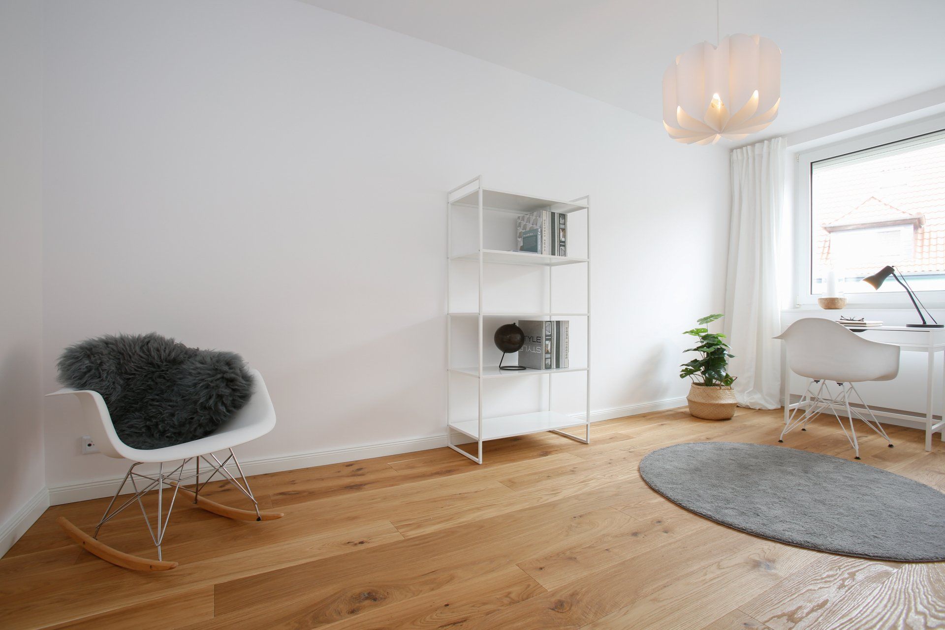 In der Mitte des Raumes steht ein Schaukelstuhl.