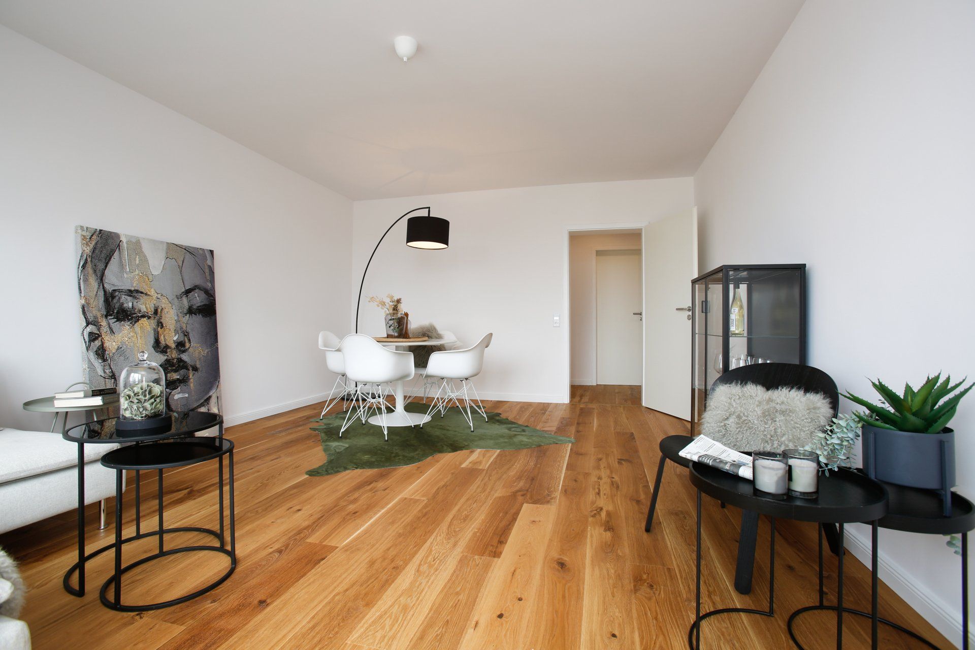 Ein Wohnzimmer mit Hartholzböden und einem Esstisch.