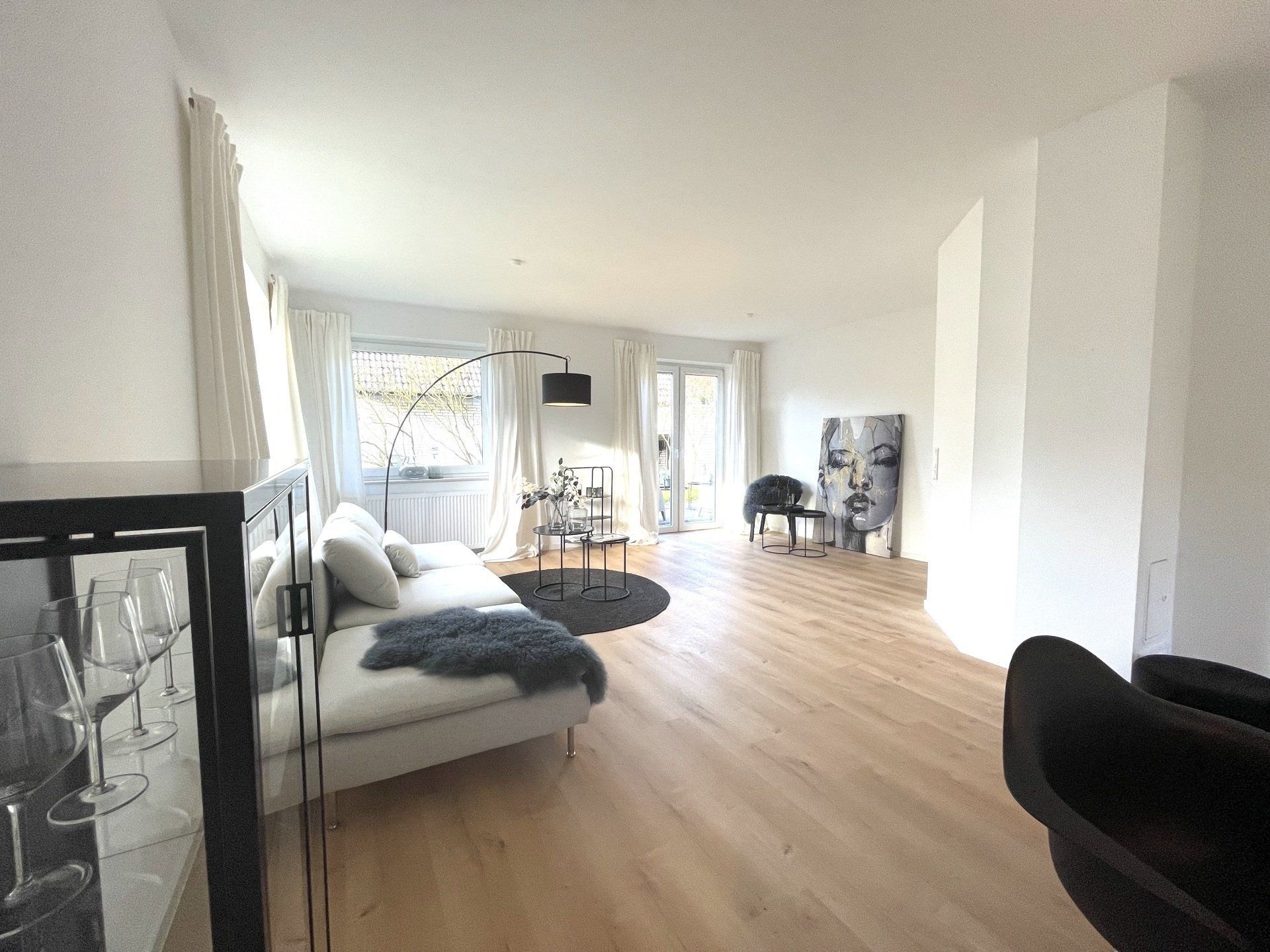 Ein Wohnzimmer mit Sofa, Stühlen und Kamin.