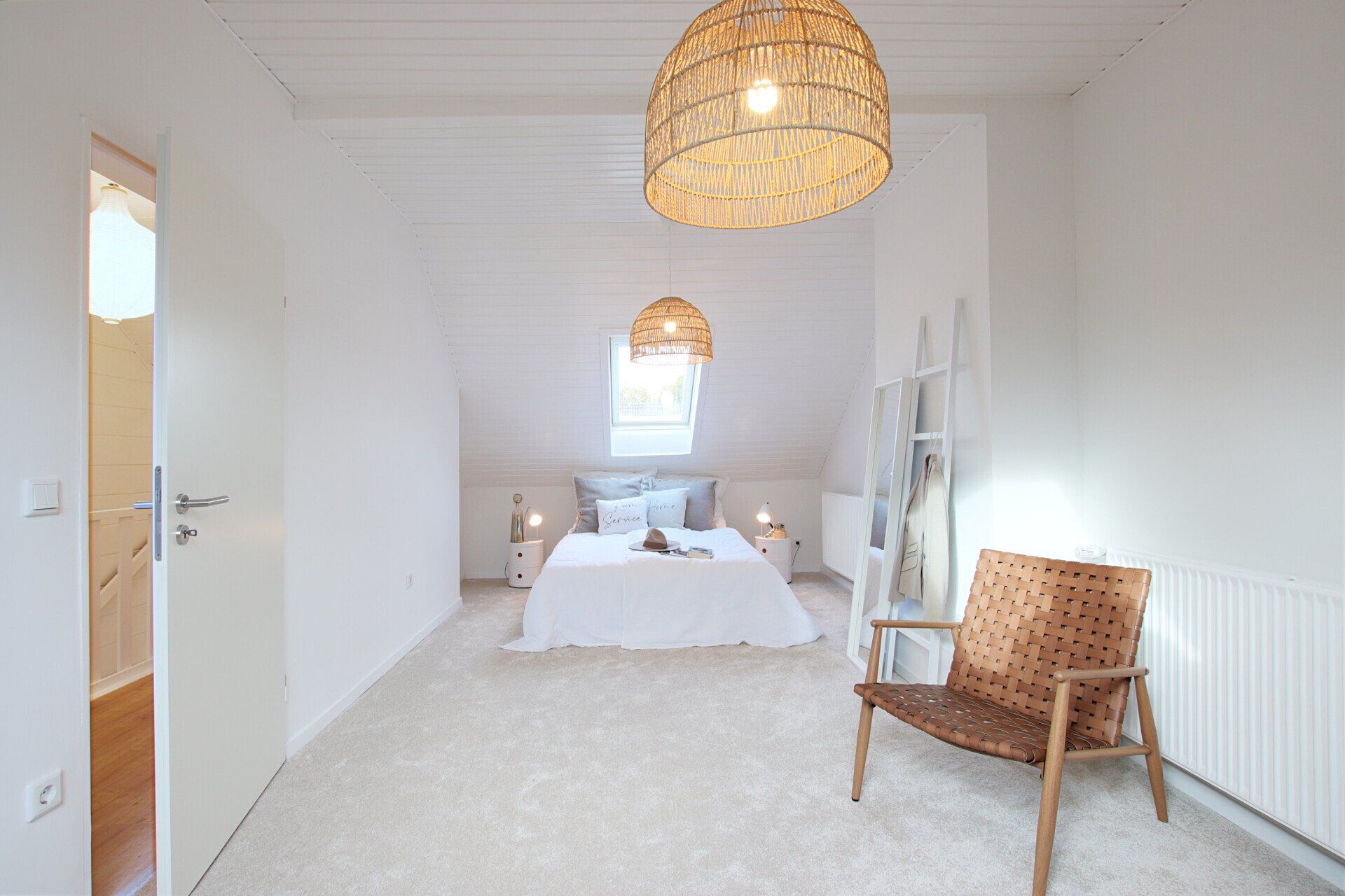 Ein Schlafzimmer mit einem Bett und einem Stuhl darin.