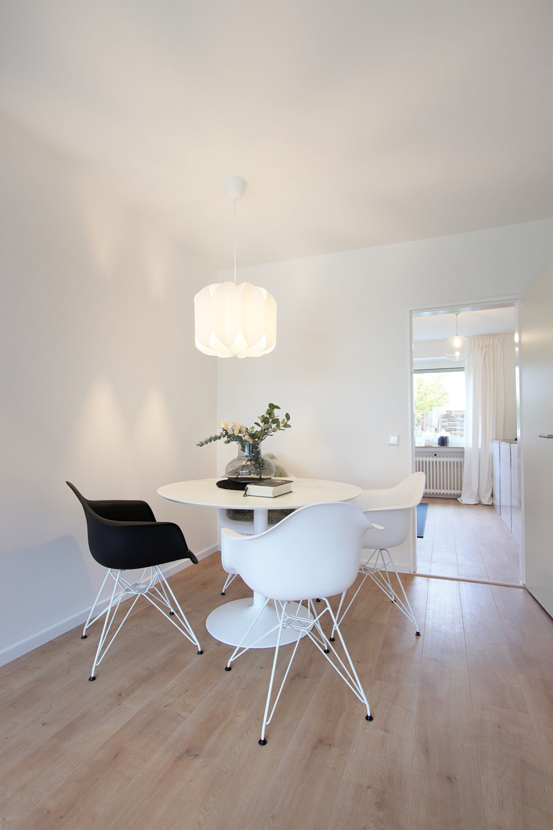 Ein Esszimmer mit einem Tisch und Stühlen darin