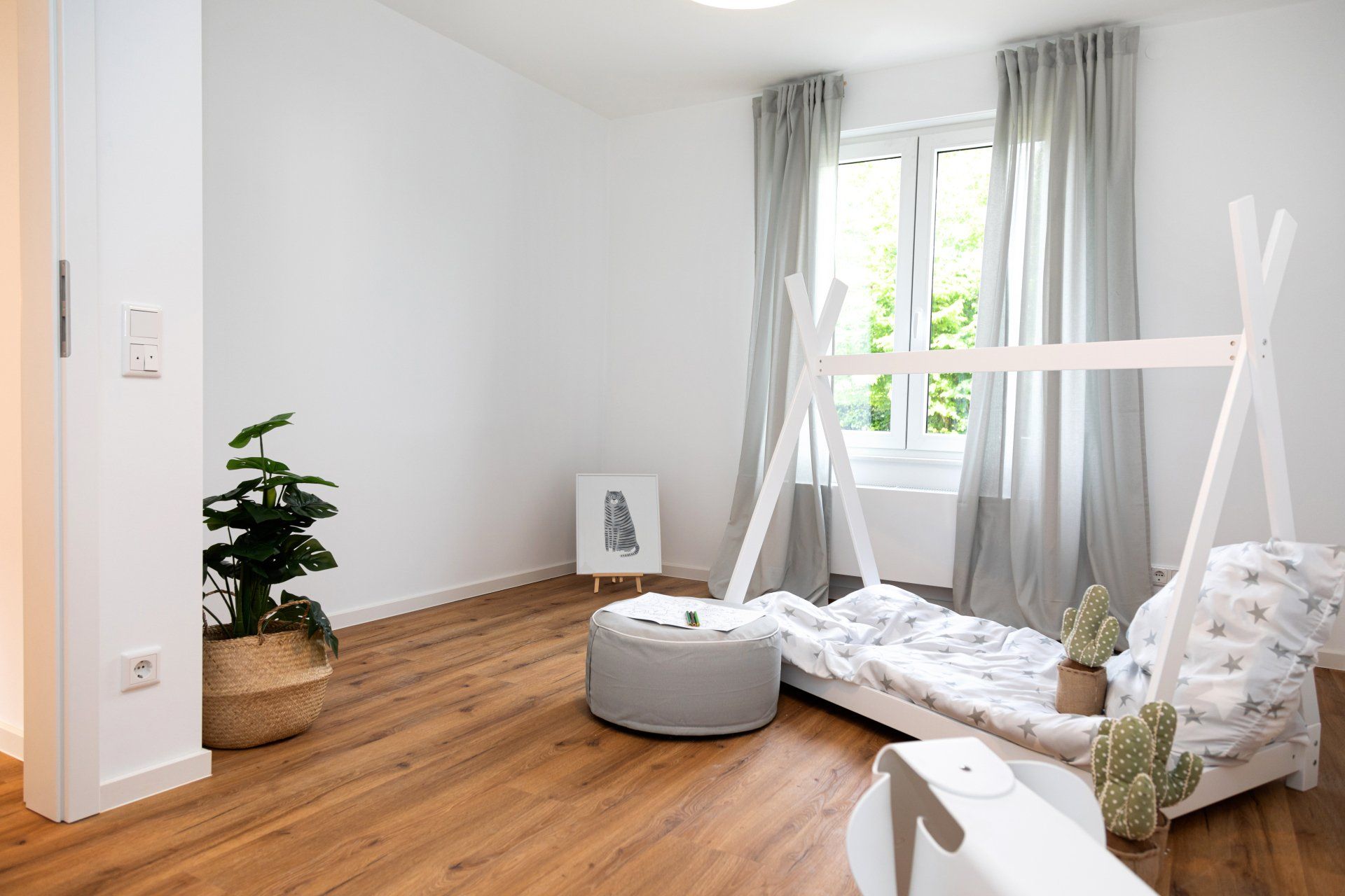 In der Mitte des Zimmers steht ein Tipi-Bett.