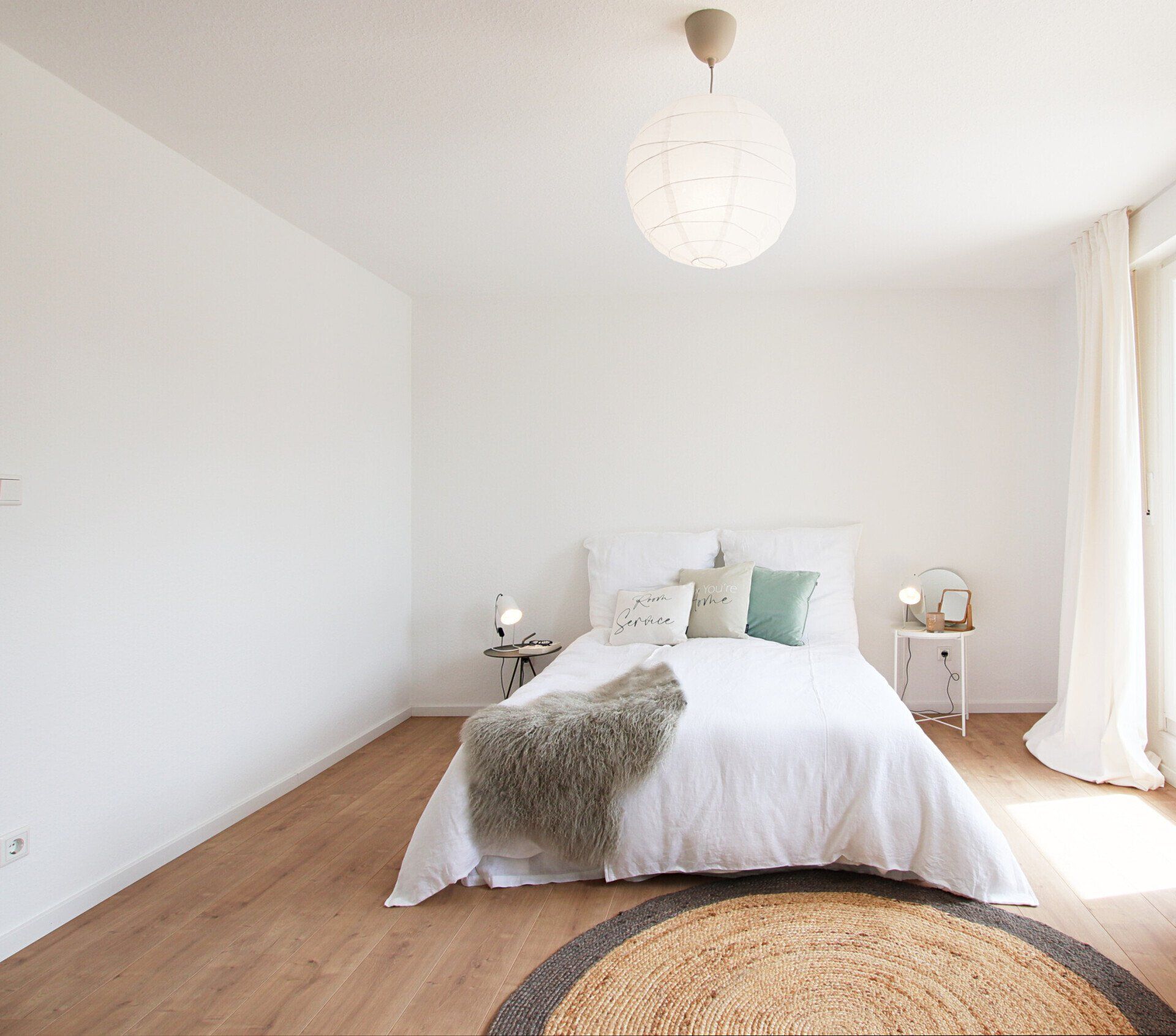 Ein Schlafzimmer mit einem Bett und einem Teppich auf dem Boden