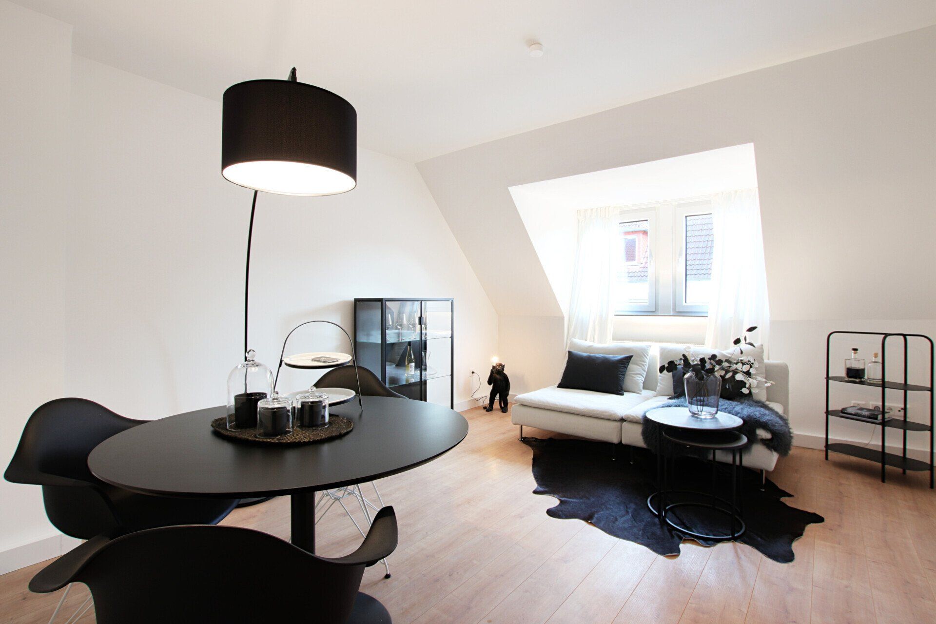 Ein Wohnzimmer mit einer Couch, einem Tisch und Stühlen