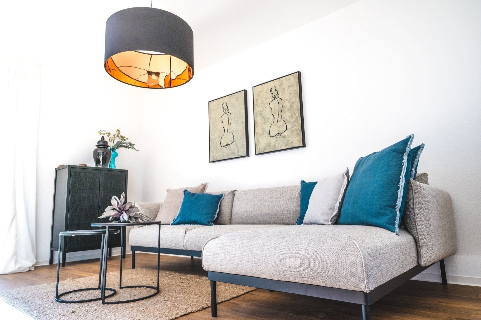 Ein Wohnzimmer mit einer Couch und zwei Tischen