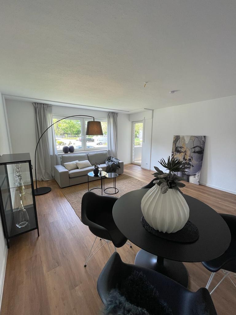 Ein Wohnzimmer mit Tisch, Stühlen und einer Couch.