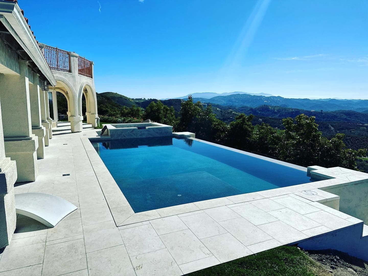 A large swimming pool with a view of the mountains