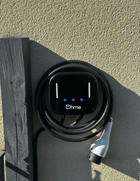 A black box with the word ohms on it