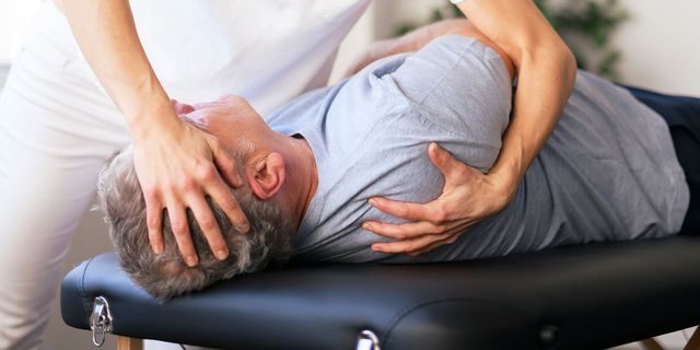 Relieve upper back pain with MASSAGE #massage #massagem #backpain #bac, upper back pain relief