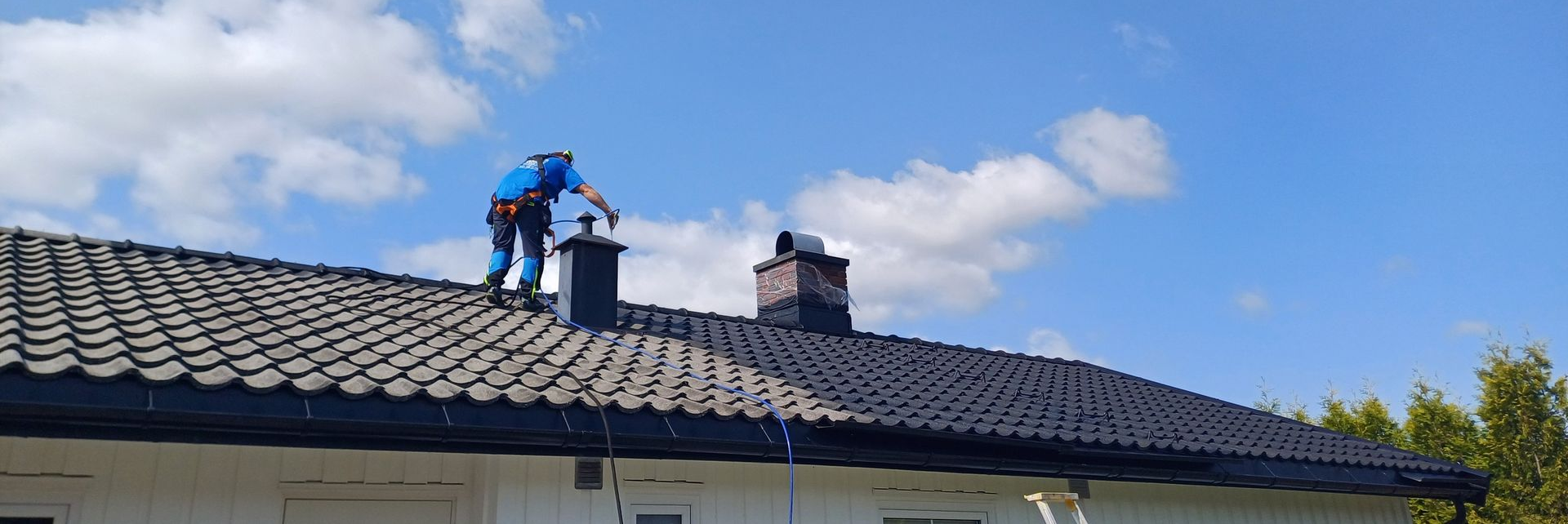 Takfornying blir utført av en person med riktig fallsikringsutstyr, festet til taket på riktig måte.