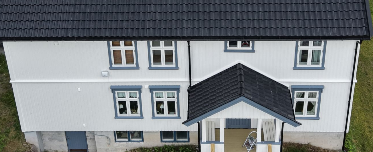 Takfornying blir utført av en person med riktig fallsikringsutstyr, festet til taket på riktig måte.