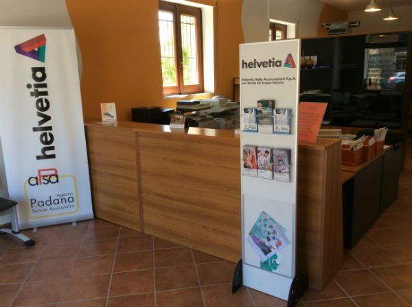 interno di un ufficio di pratiche auto e cartelli con scritto Helvetia