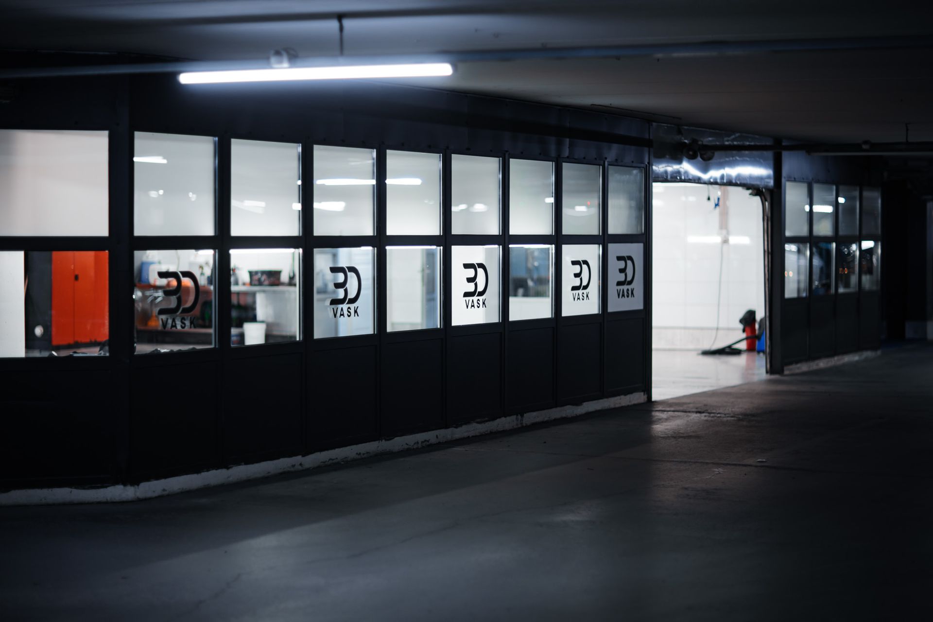 En hvit bil er dekket av skum på en bilvask