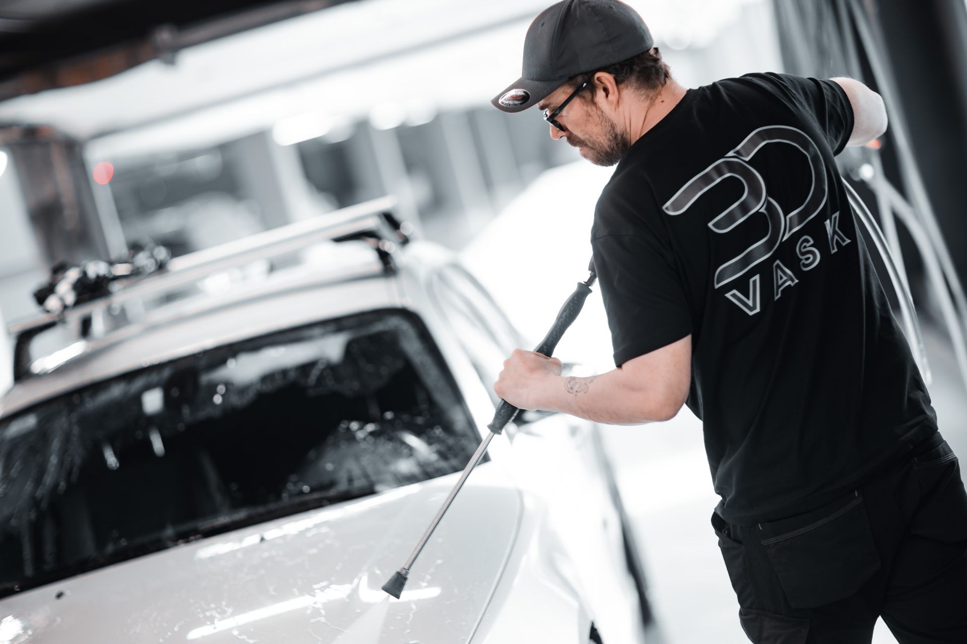 En Mercedes-Benz GLS-klasse står parkert foran en bygning.