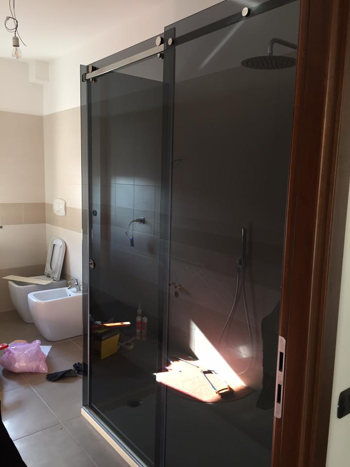 vetro colorato per docce