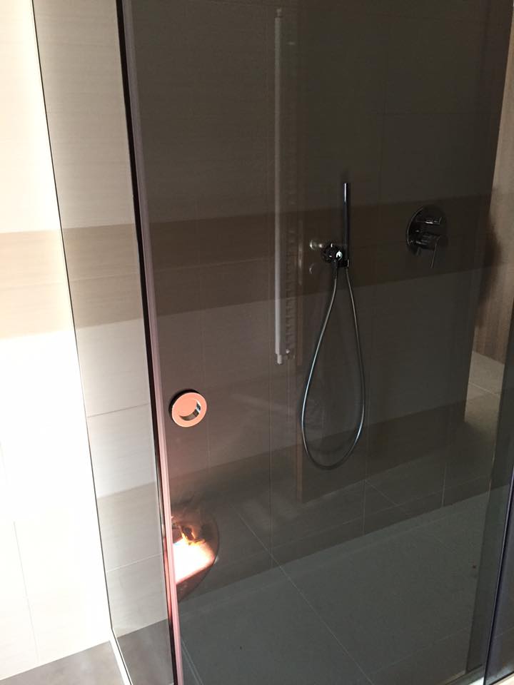 vetro colorato per docce