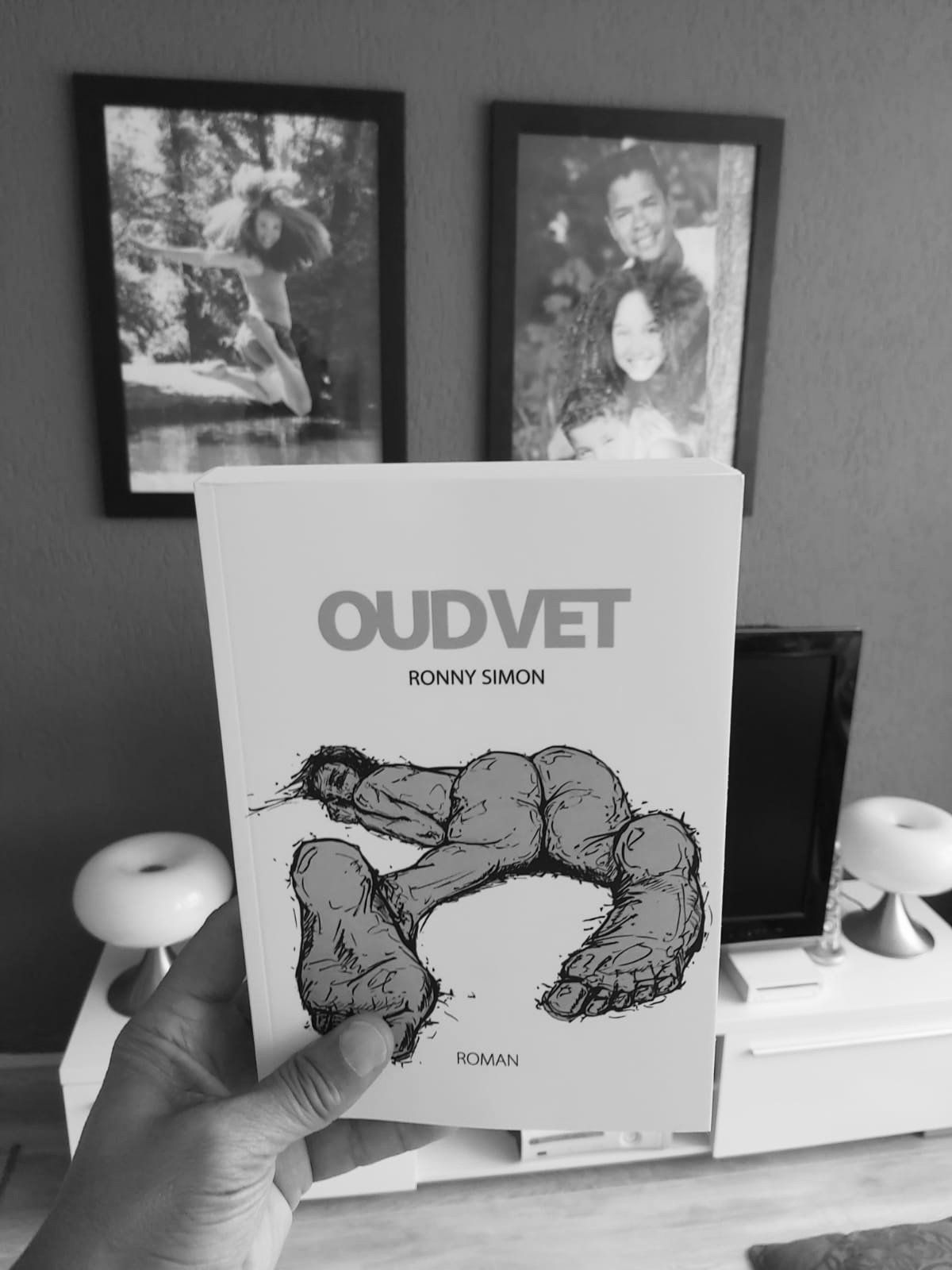 Recensie roman oud vet van Ronny Simon.