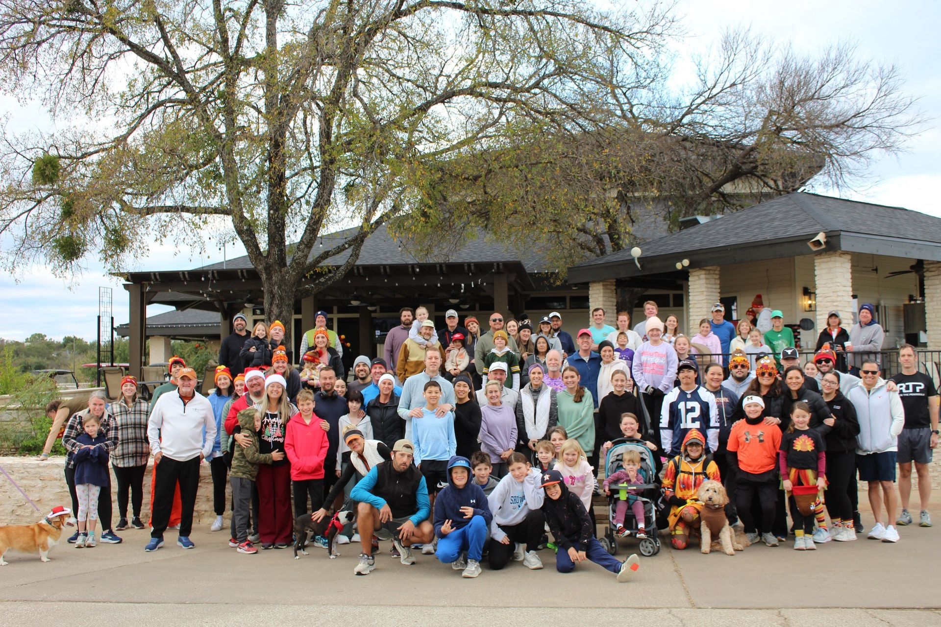 A group of people are posing for a picture on a golf course.