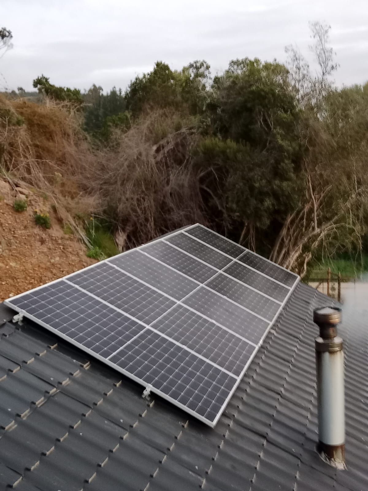 Un techo con muchos paneles solares.