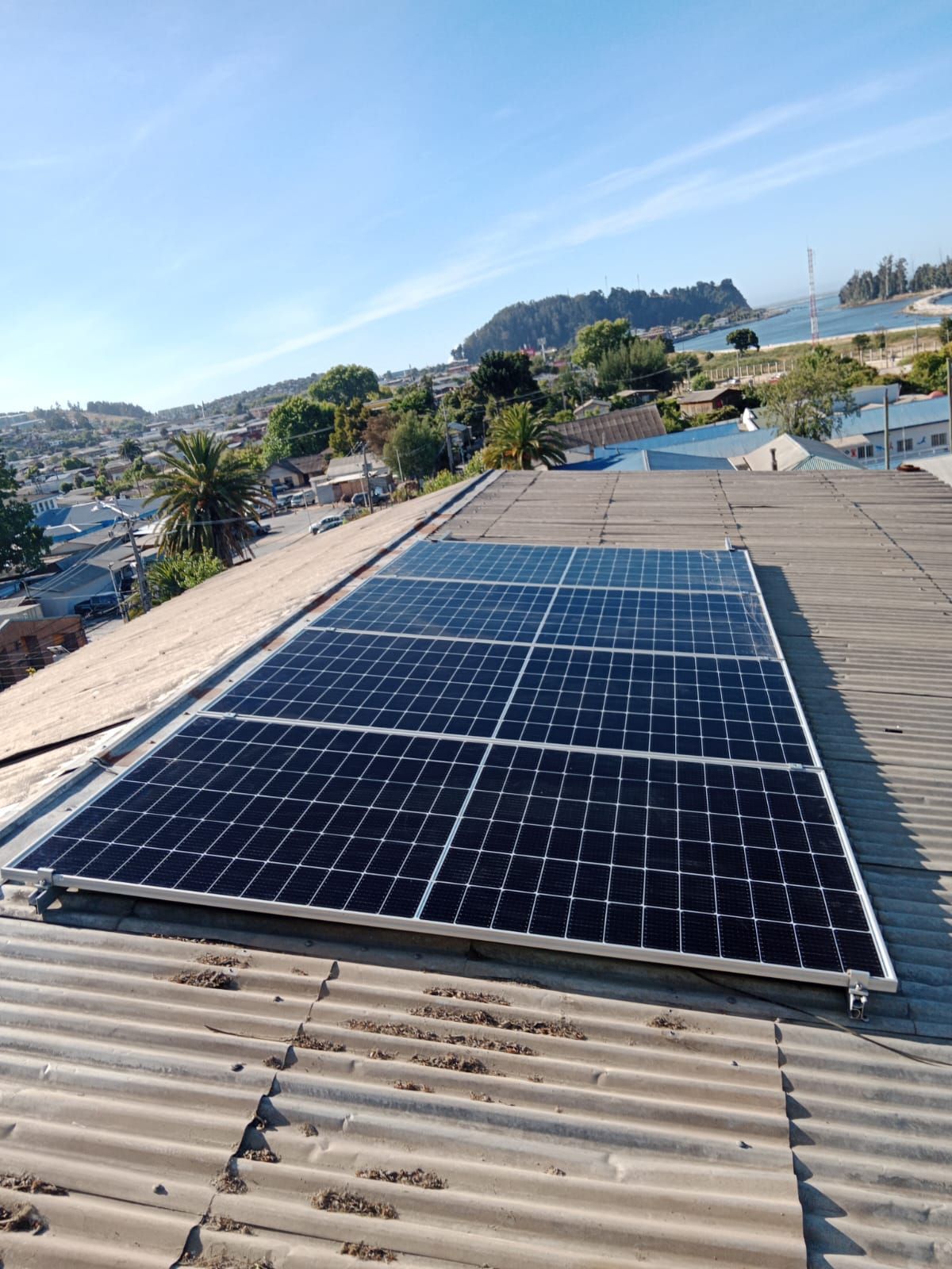 Hay muchos paneles solares en el tejado de un edificio.