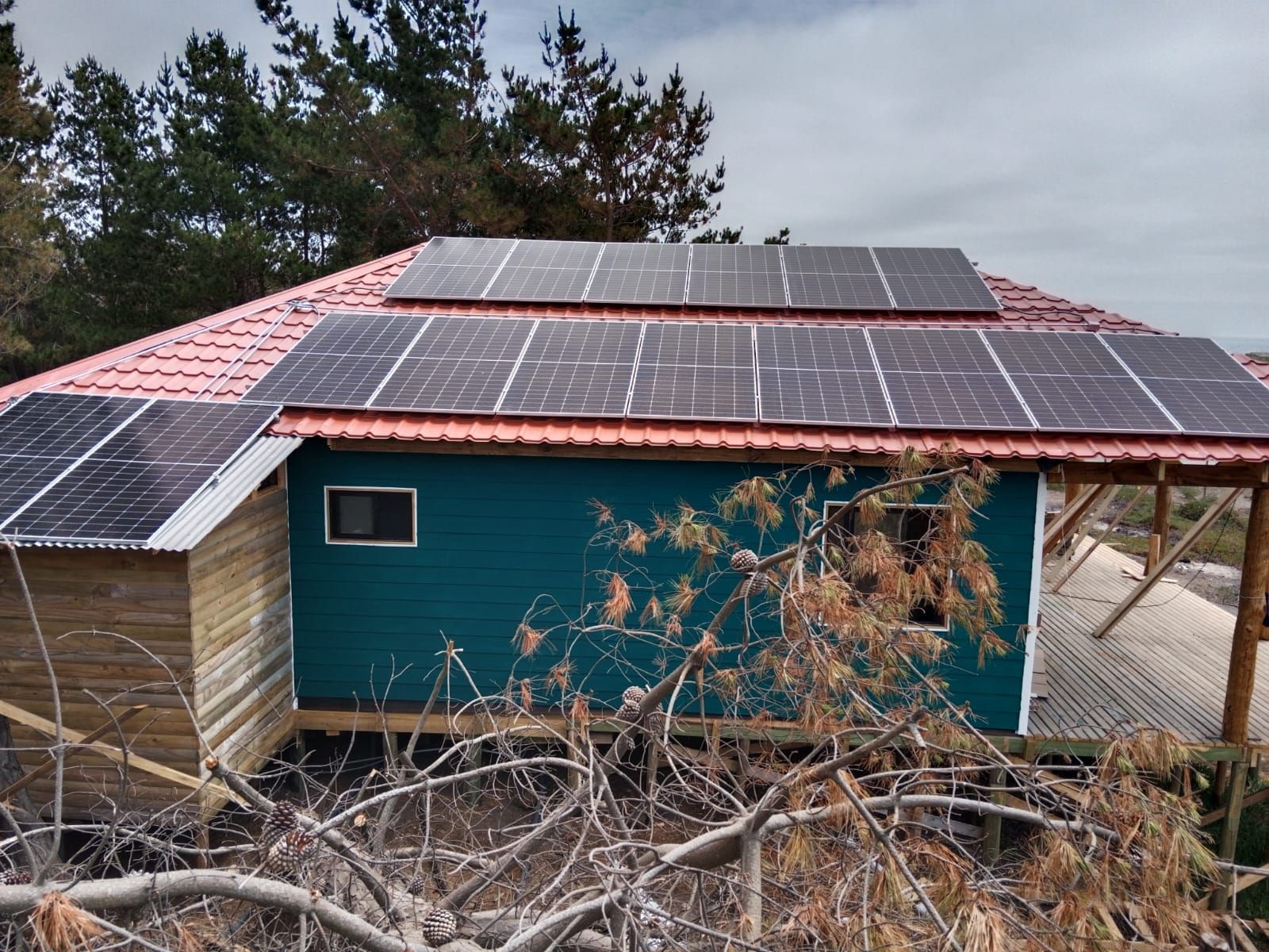Una casa con muchos paneles solares en el techo.