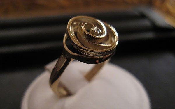 anello con rosa lavorata