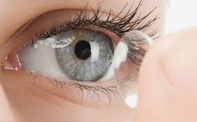 applicazione di lente a contatto su occhio femminile