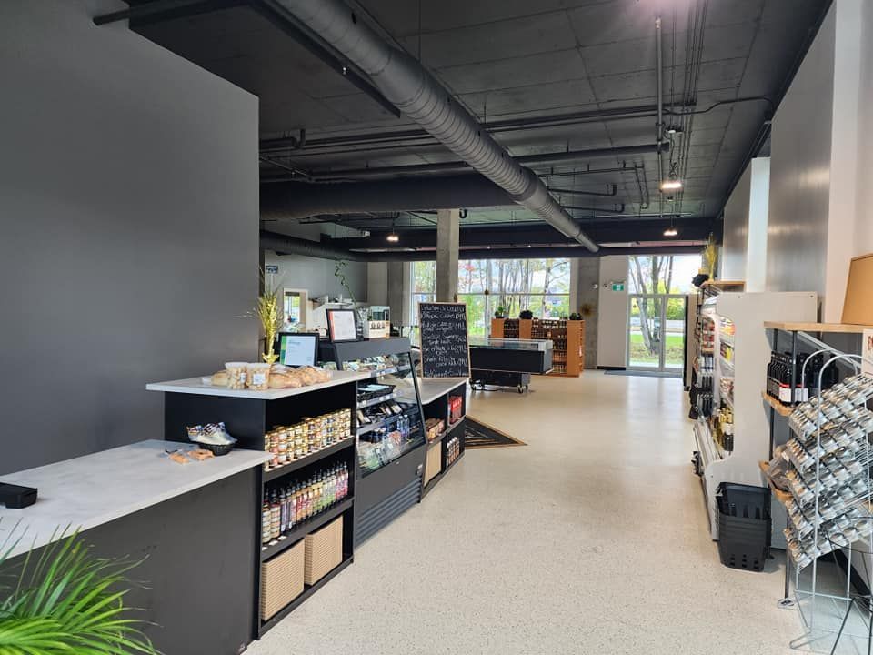 Une grande pièce avec beaucoup d'étagères et un comptoir.