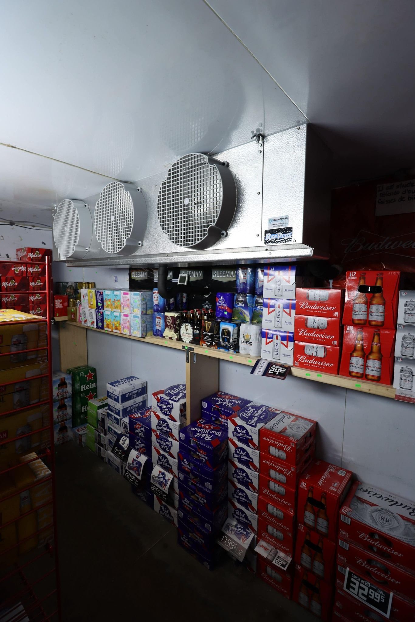 Un entrepôt rempli de nombreuses boîtes de nourriture et de boissons.