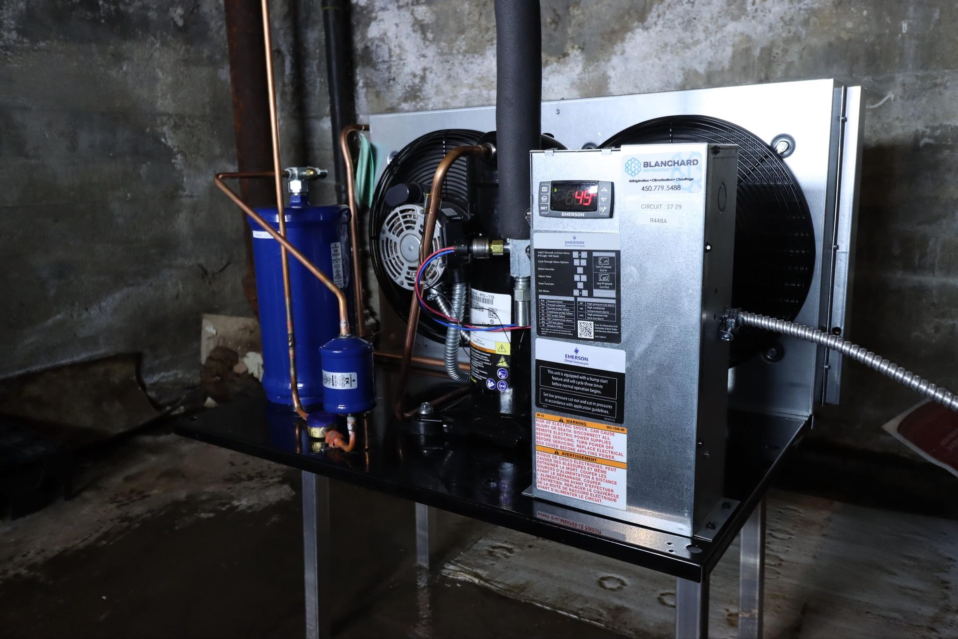 Une machine est posée sur une table avec un tuyau attaché à elle.