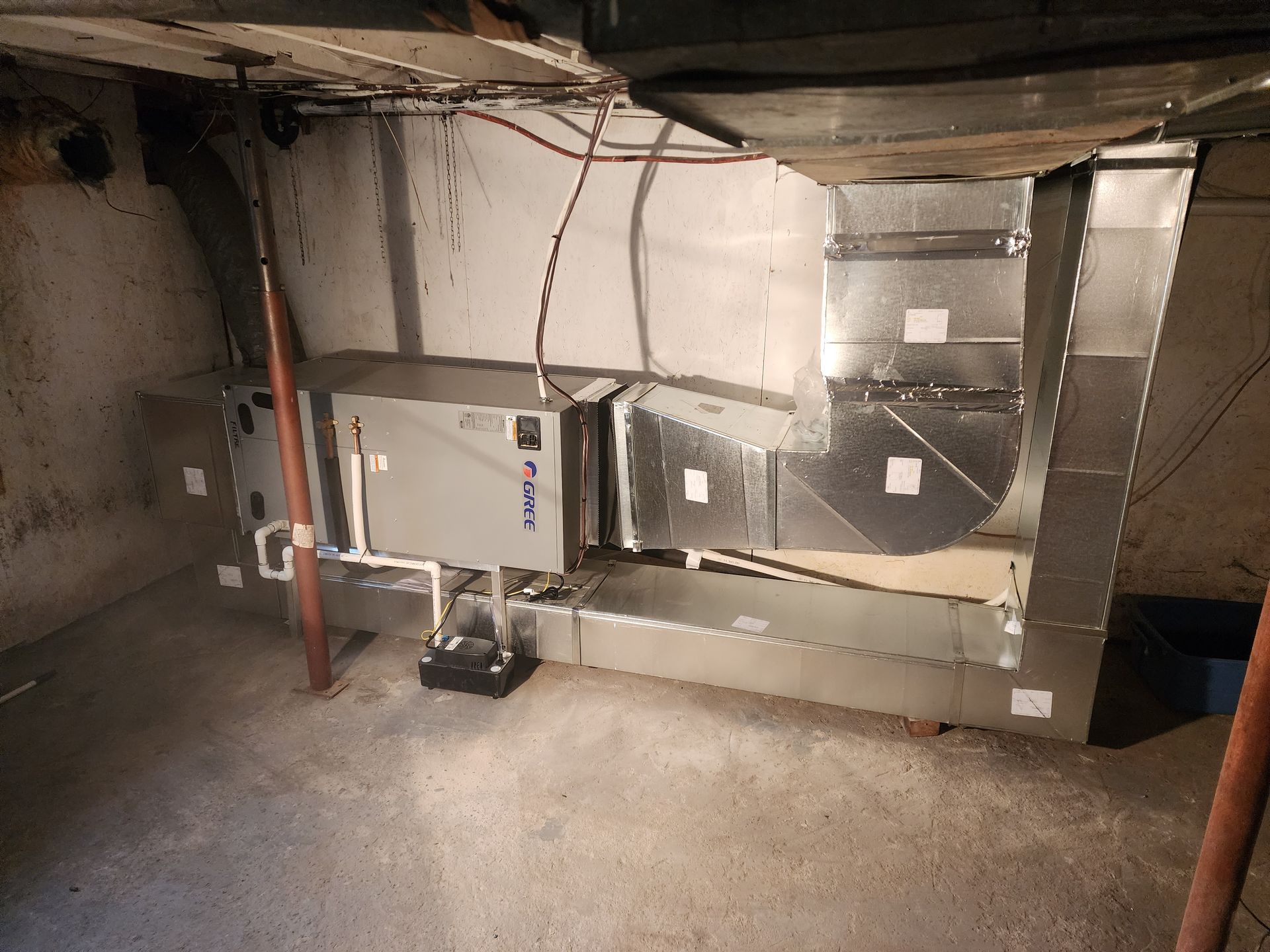 Une pièce avec beaucoup de tuyaux sortant du plafond.