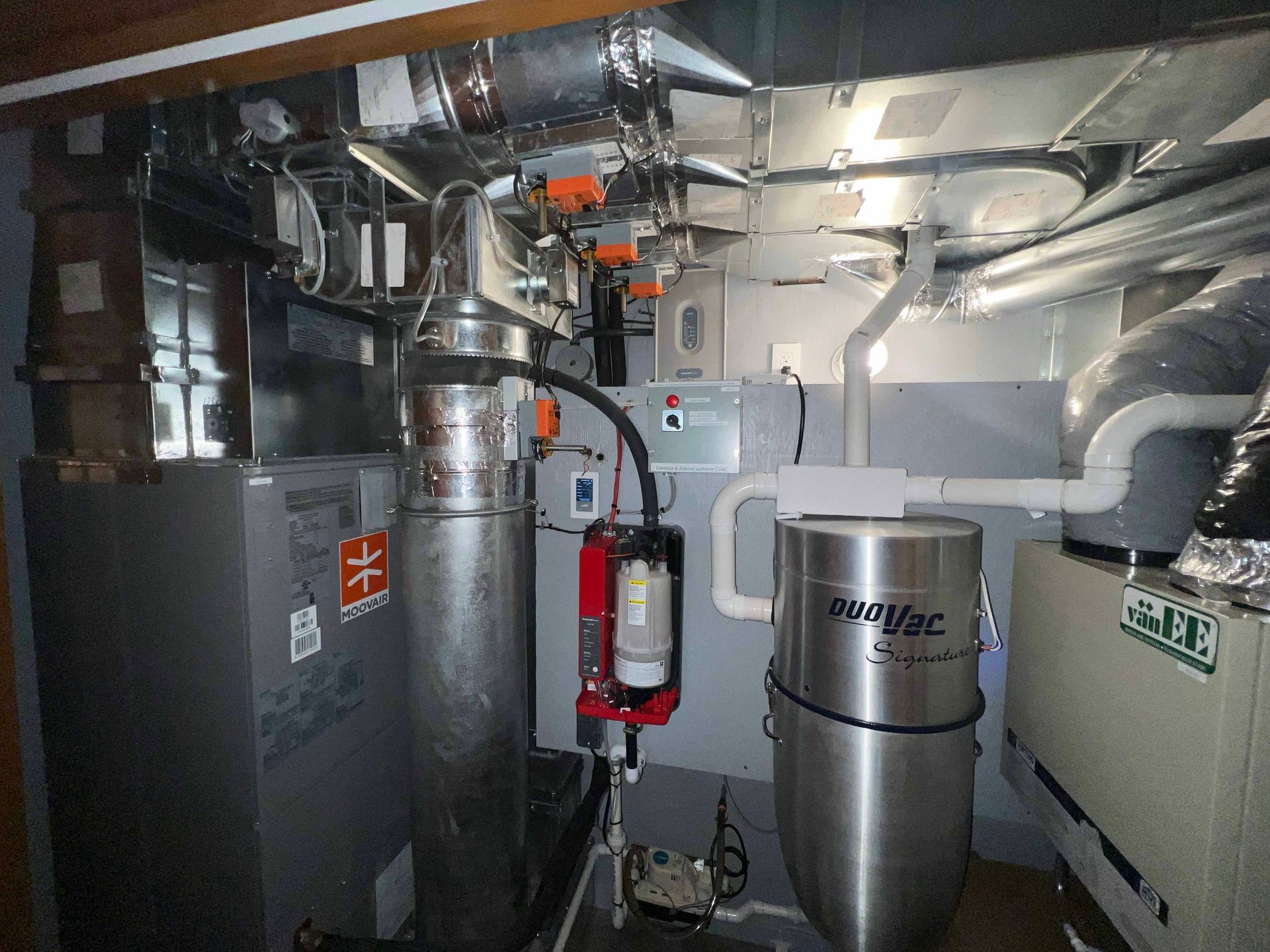 Une pièce avec un aspirateur et un radiateur