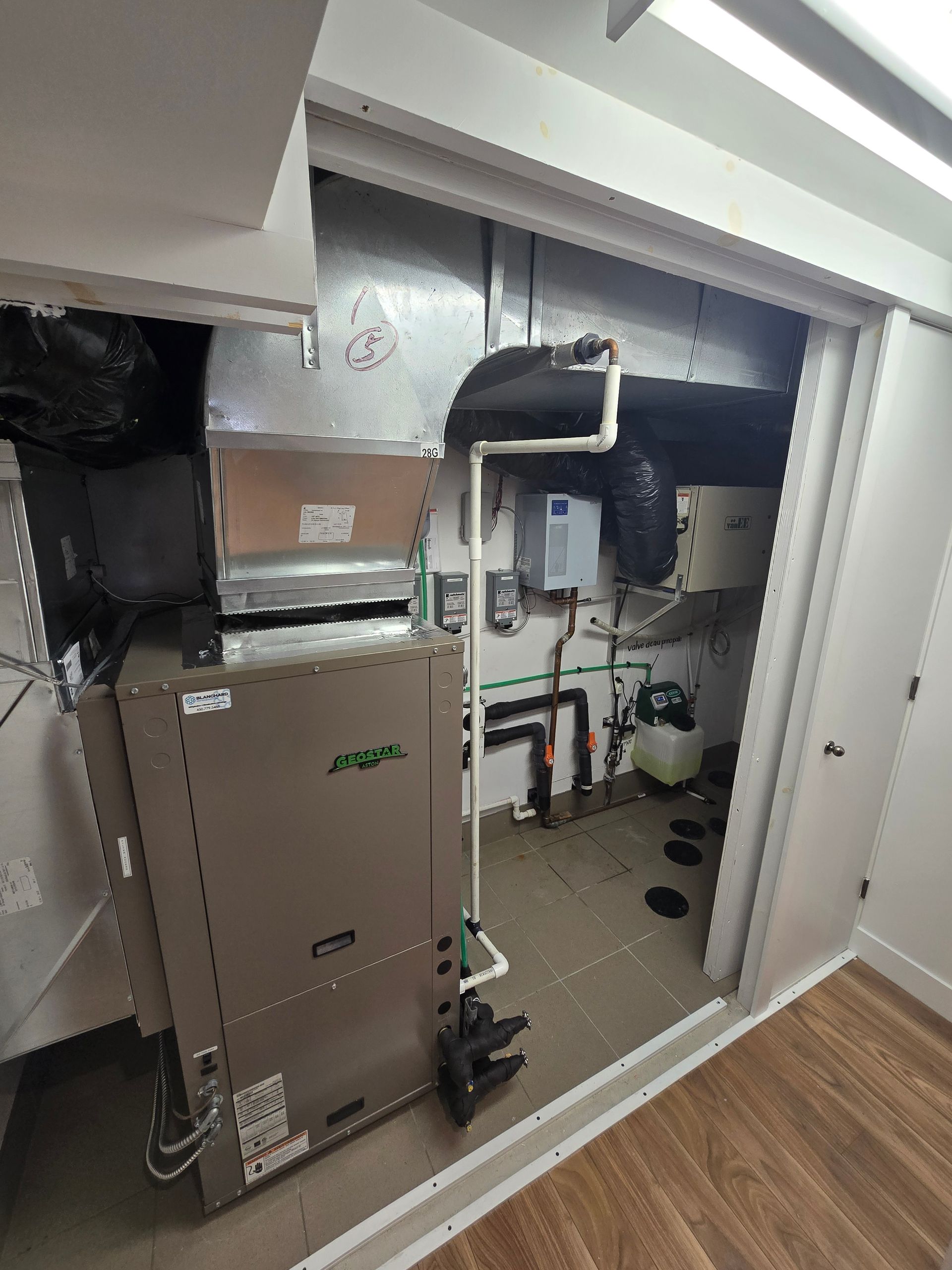 Une pièce équipée d'un système de chauffage et de climatisation.