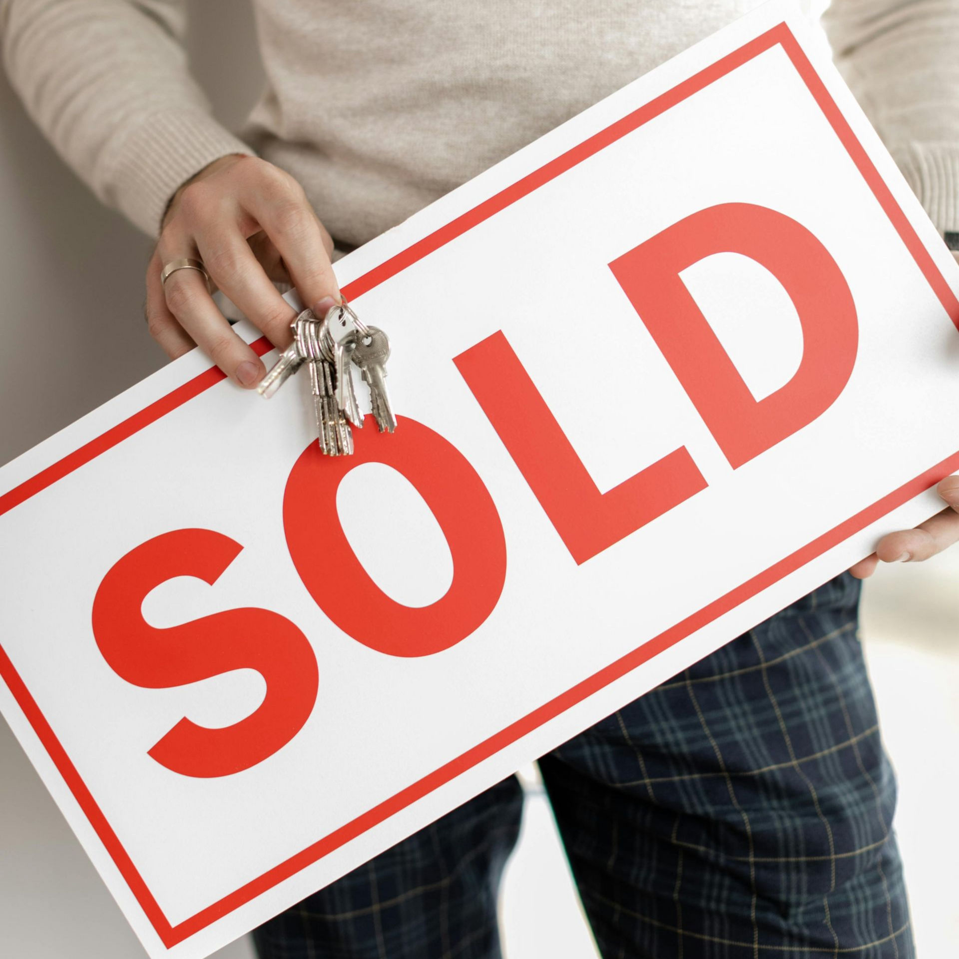 real estate sold sign with keys