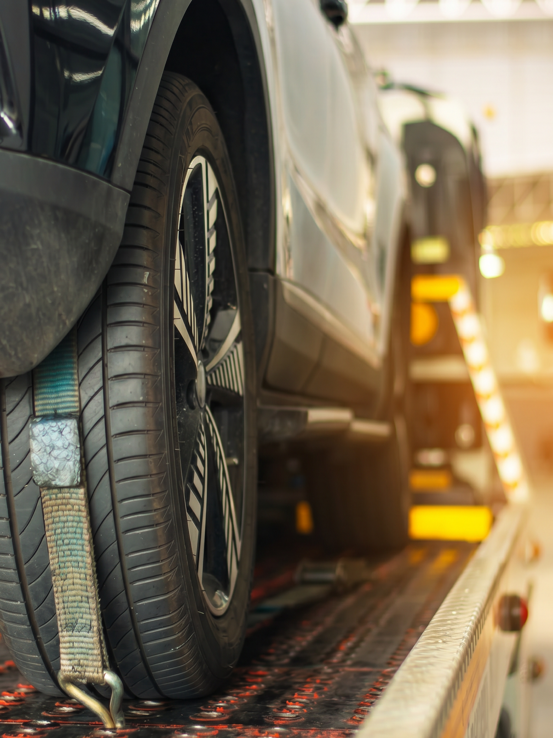 Zwei Mechaniker arbeiten mit Handschuhen an einem Automotor.