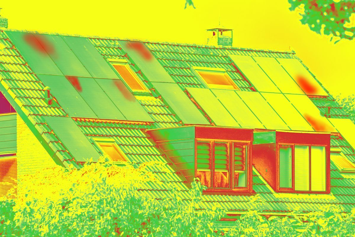 Thermographic inspection of photovoltaic systems on a roof by the house
