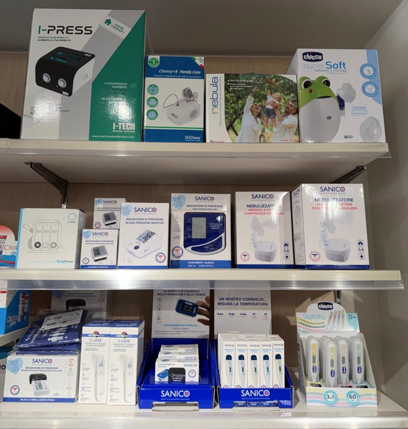 Scaffali del negozio che espongono vari dispositivi medici, tra cui nebulizzatori