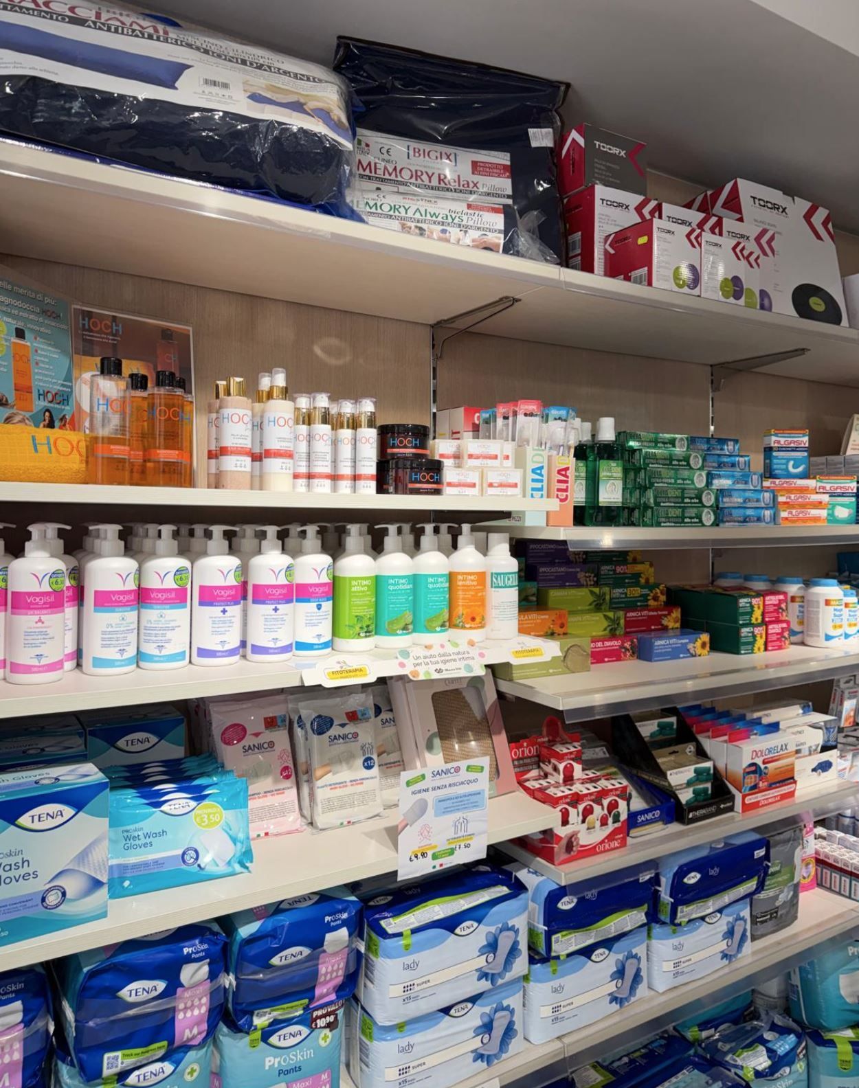 Uno scaffale di un negozio al dettaglio rifornito di vari prodotti per la cura della persona, tra cui shampoo, lozioni e articoli confezionati.