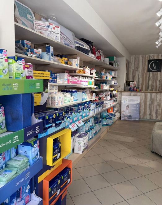 In un negozio al dettaglio, gli scaffali sono pieni di vari prodotti per la cura e l'igiene personale