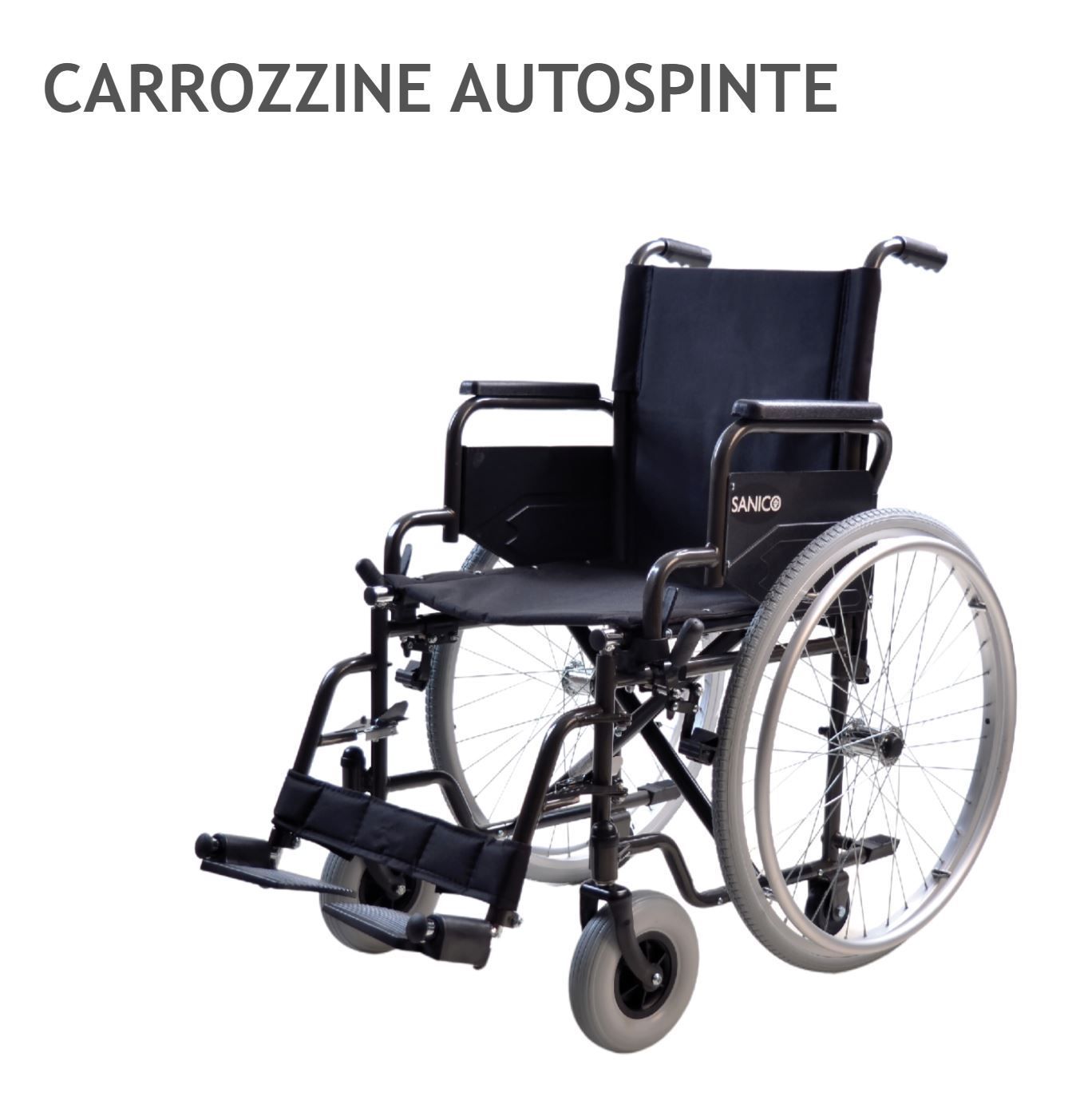 Una sedia a rotelle nera semovente con grandi ruote posteriori e piccole rotelle anteriori su sfondo bianco.