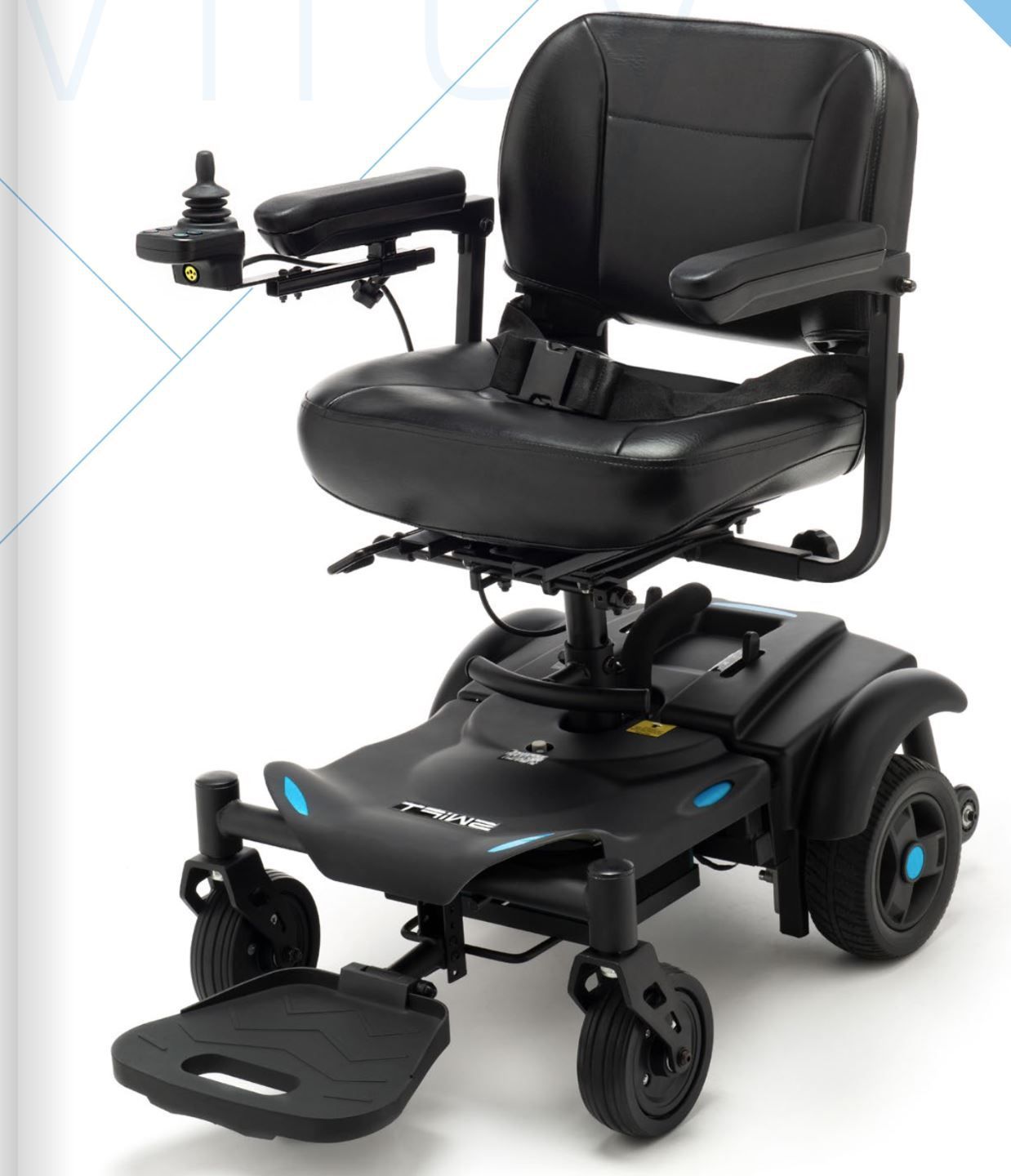 Una sedia a rotelle elettrica nera con joystick di controllo e poggiapiedi, centrata su sfondo bianco.