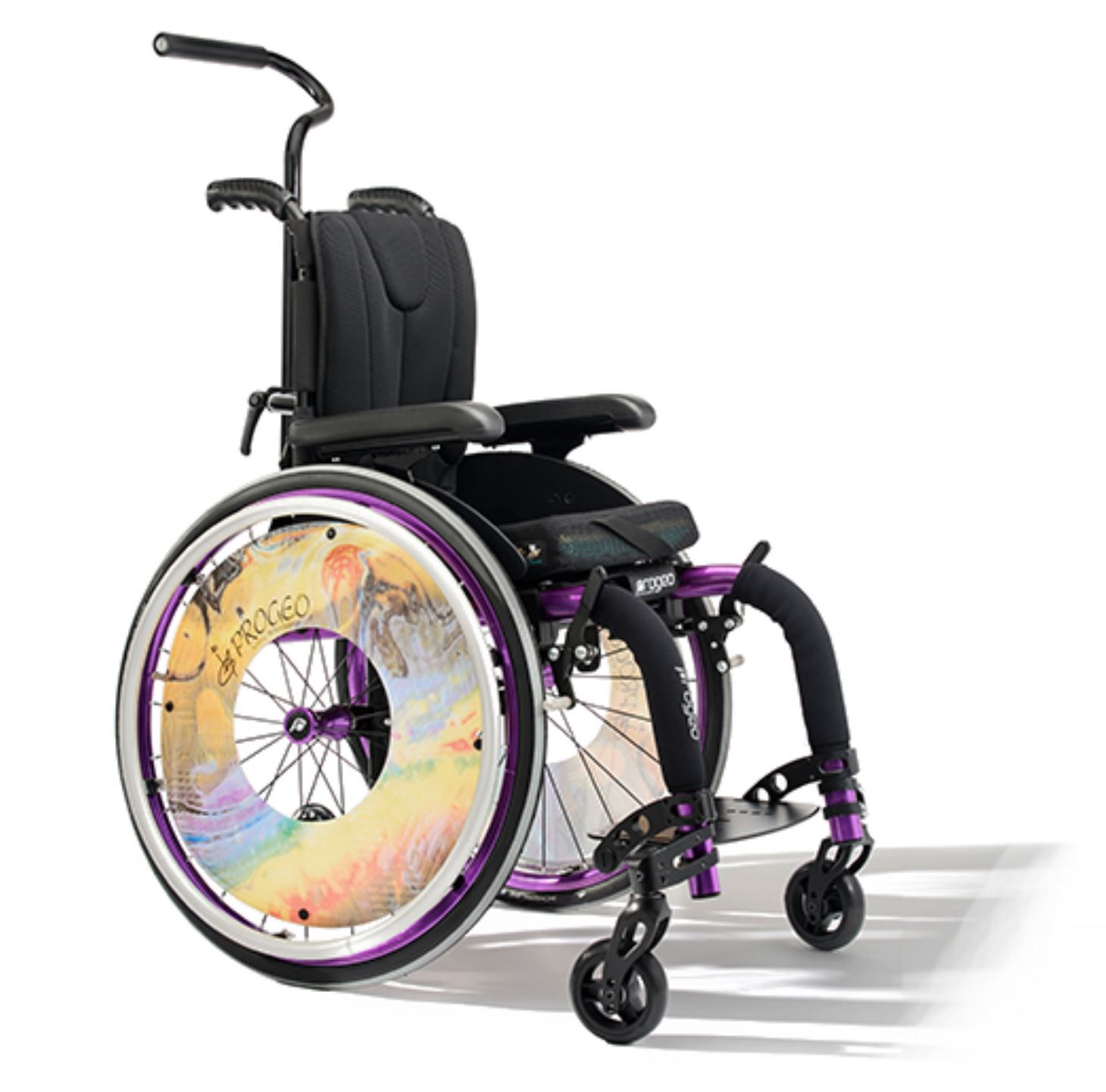 Una sedia a rotelle manuale viola con protezioni per i raggi decorate con motivi paesaggistici, su uno sfondo bianco uniforme.